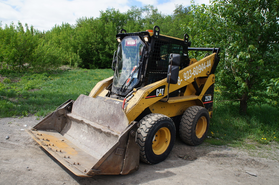 Фронтальный погрузчик Caterpillar 252В (вилочный погрузчик)}