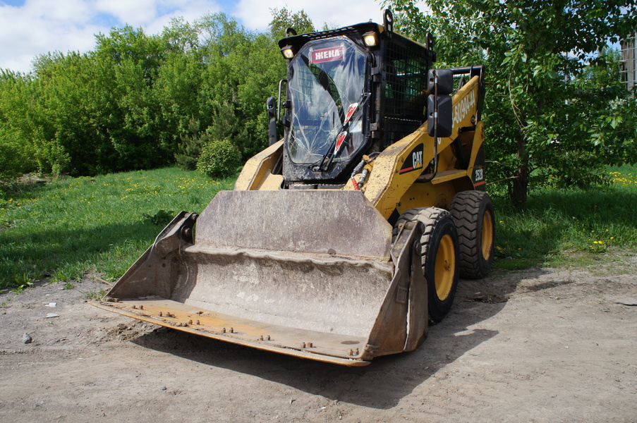 Фронтальный погрузчик Caterpillar 252В (вилочный погрузчик)}